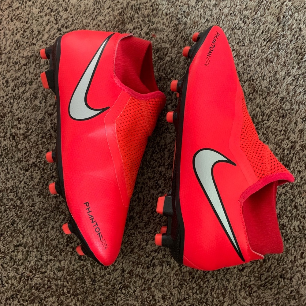 Nike boys/men’s Phanthom VSN Soccer cleats  sz 7